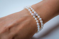 Náramky z perel od značky MoonPearls jsou vyrobené z říčních perel. Náramky vyrábíme ručně v ČR.