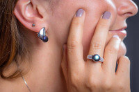 Perlové sady (soupravy) obsahují přívěsek a náušnice z pravých perel. Oba šperky jsou ve stejném stylu a barvě, takže spolu hezky ladí.
