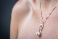 Na e-shopu MoonPearls najdete ručně vyrobené přívěsky z perel. Každý perlový přívěsek má certifikát pravosti