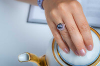 Prsteny s perlou jsou decentním doplňkem pro formální i neformální příležitosti. Prsten je zlatý nebo stříbrný a zdobí ho pravá perla